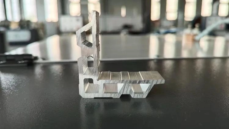 305 Fully Automatic Aluminum Corner Code Cutting Saw with Auto Feeding & Counting (4) 305 Fully Automatic Aluminum Corner Code Cutting Saw with Auto Feeding & Counting (4)