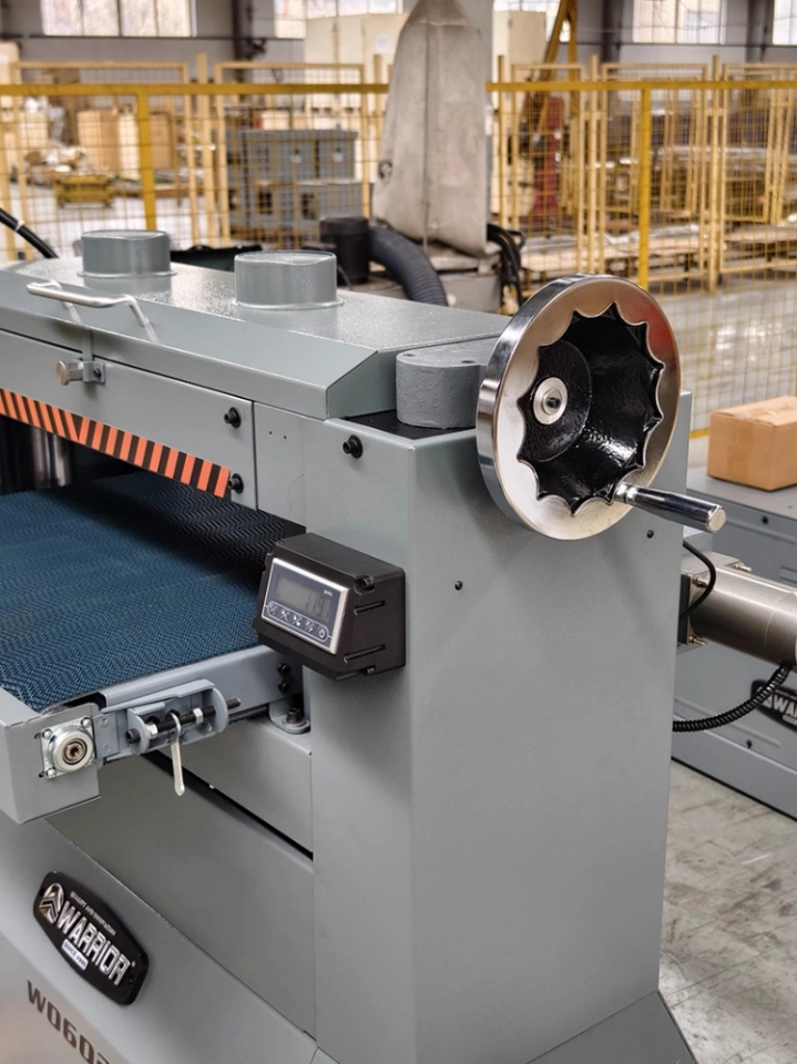 W0602 26-Inch Stepless Transmission Dual Roller Drum Sander: Precision Wood Sanding Machine for Professional Woodworkers (7) W0602 26-Inch Stepless Transmission Dual Roller Drum Sander: Precision Wood Sanding Machine for Professional Woodworkers (7)