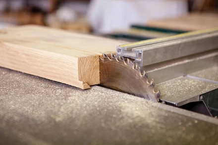 Wood  sawing machine